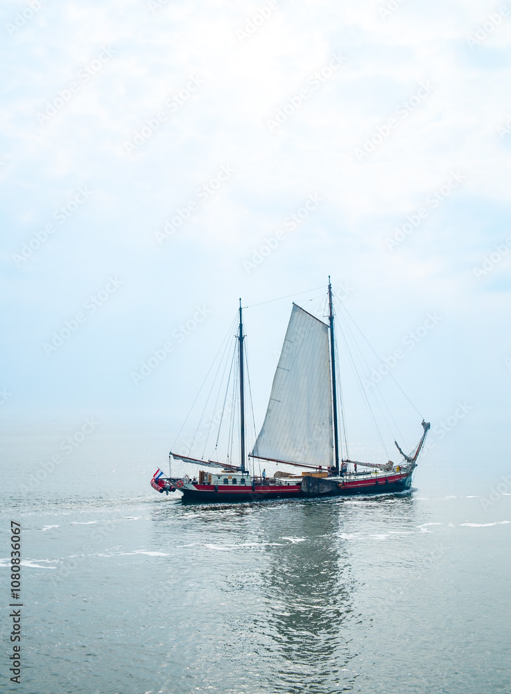 Plattbodenschiff im Wattenmeer vor Terschelling, Niederlande Plattbodenschiff im Wattenmeer vor Terschelling, Niederlande