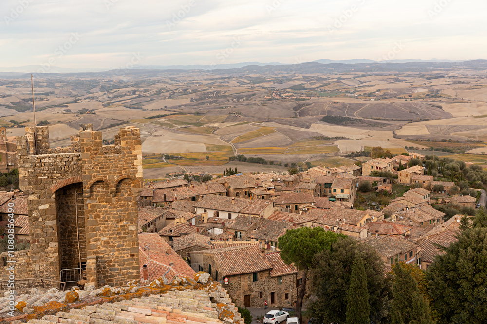 Fototapeta premium Paisaje urbano aéreo de Montalcino, La Toscana, Italia.