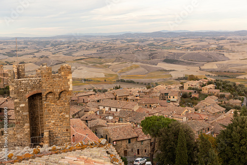 Paisaje urbano aéreo de Montalcino, La Toscana, Italia.