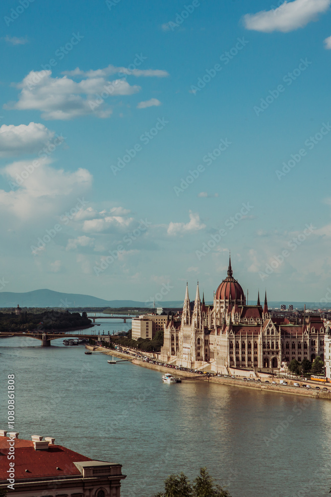 Obraz premium Majestic Hungarian Parliament Building with the Danube River in the Foreground: Iconic Views of Budapest's Historic Landmark