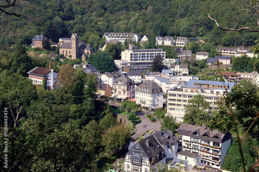 Fototapeta premium Der Kurort Bad Bertrich in der Eifel im Landkreis Cochem-Zell zwischen bewaldeten Hügeln. Aussicht vom Wanderweg Wasserfall-Erlebnisroute, der 2023 zu Deutschlands schönstem Wanderweg gewählt wurde. 