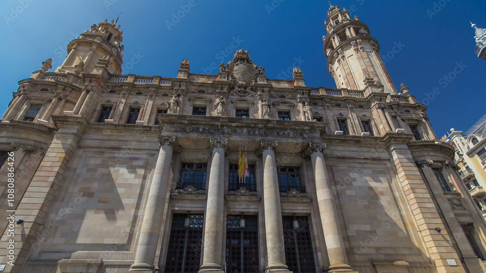 Obraz premium Old Post Office timelapse hyperlapse, the famous architecture landmark Barcelona, Spain.