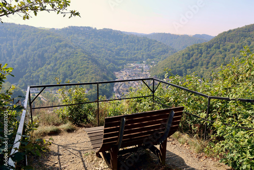 Aussichtspunkt mit Sinnebank oberhalb  Bad Bertrich in der Eifel im Landkreis Cochem-Zell . Aussicht vom Wanderweg Wasserfall-Erlebnisroute, Deutschlands schönster Wanderweg 2023. photo