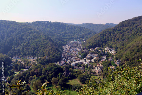 Der Kurort Bad Bertrich in der Eifel im Landkreis Cochem-Zell zwischen bewaldeten Hügeln. Aussicht vom Wanderweg Wasserfall-Erlebnisroute, der 2023 zu Deutschlands schönstem Wanderweg gewählt wurde.  photo