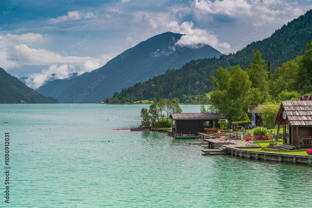 Fototapeta premium Badestellen und Bootshäuser am Weissensee, Kärnten, Österreich