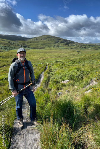 Wanderer auf dem Weg zum Torc Mountain im Killarney National Park, Irland photo