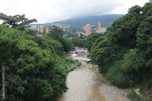 Quebrada La Higuaná en Medellín, Antioquia, Colombia. Vista hacia el Occidente.