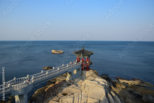 Fotografie Yeonggeumjeong Pavilion in Sokcho, Korea, observation point on the rocky shore,