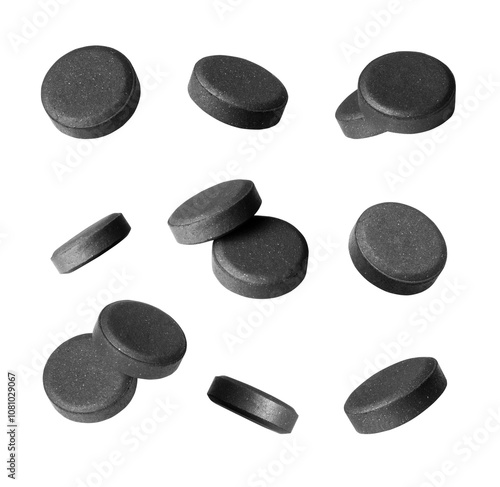 Cuadro en lienzo Set of activated charcoal pills isolated on a white background
