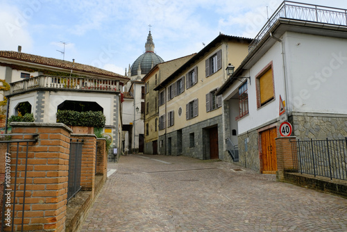 Obraz na płótnie Il villaggio di Fontanile in provincia di Asti, Piemonte, Italia.