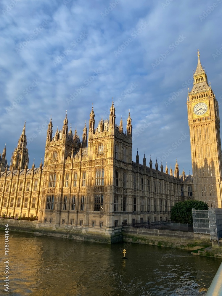 Obraz premium view of the city london westminster big ben parliament