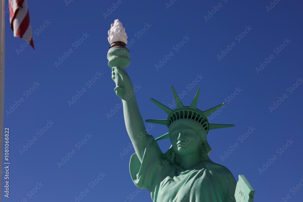 Fototapeta premium statue of liberty with the American flag