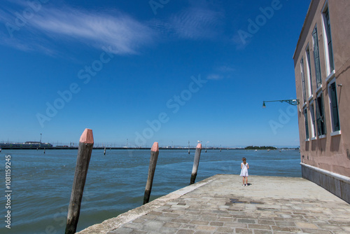Fotografia petite fille seule sur un quai à Venise en Italie