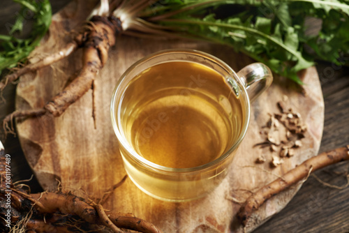 Dandelion root tea in a glass cup © Madeleine Steinbach
