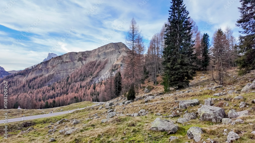 Obraz premium Scenic autumn view of the Dolomite mountains, capturing nature's beauty and adventure, ideal for travel and outdoor exploration themes