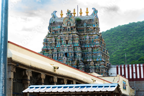 Rajagopuram de Temple , Kallalagar Alagar Kovil, près de Madurai, Tamil Nadu photo