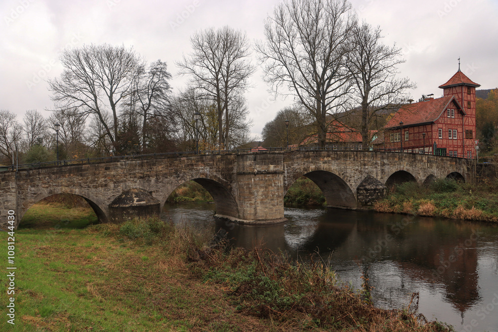 Fototapeta premium Historische Steinbogenbrücke in Belrieth an der Werra