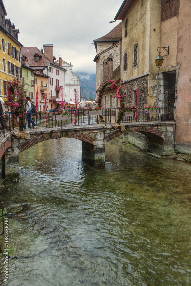 Fototapeta premium stone bridge over Thiou canal in Annecy France old town
