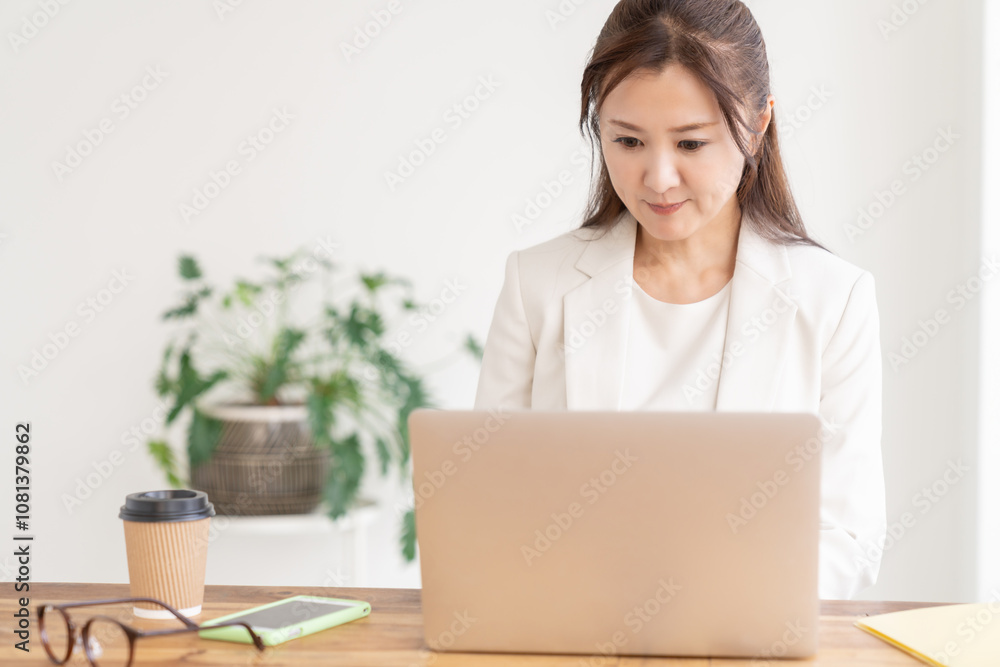笑顔の女性　ビジネス　パソコン