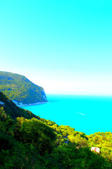 Leinwandbilder Türkis Impressive scenery from Piazzale Marino in Sirolo with corpulent green slope in the lower side of the picture culminating in Mount Conero and its vegetation standing on white rock between sea and boat  © Kristina Drozd