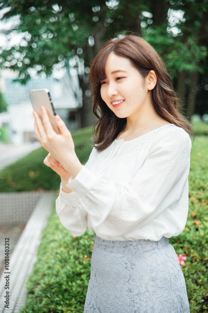 Naklejka premium スマホを使う女性(アプリ)