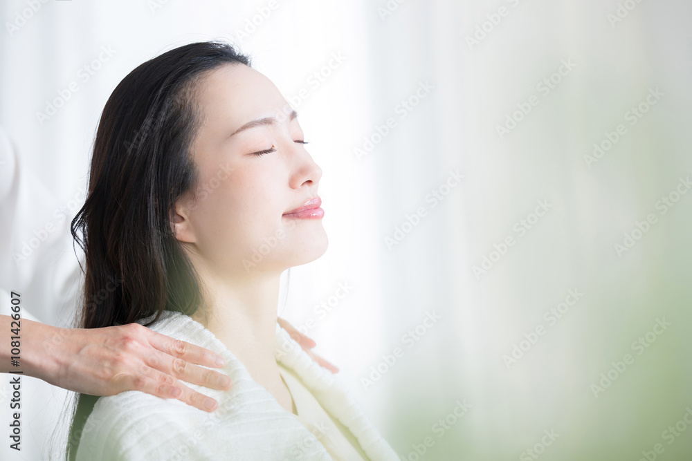 Image of a treatment scene of stiff shoulders and massage Image of a treatment scene of stiff shoulders and massage