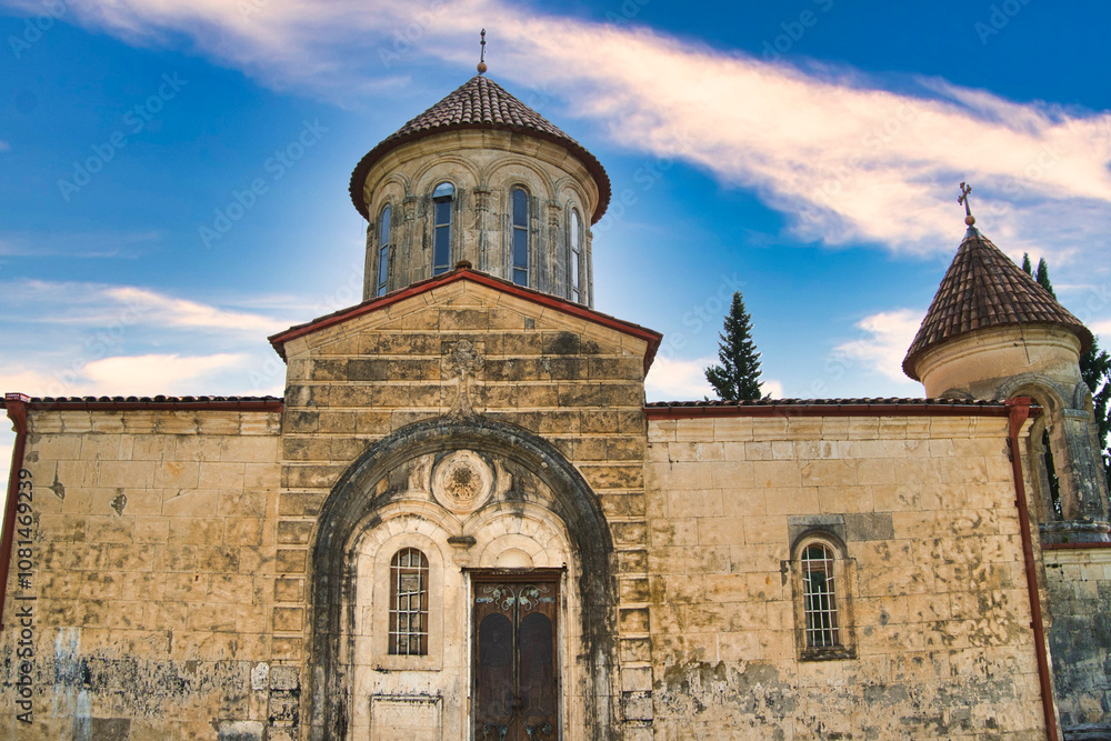 Fototapeta premium クタイシの荘厳なモツァメタ修道院の景観