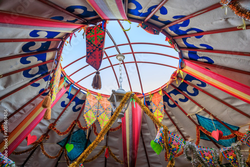 Fotografie A colorful tent with a large round opening in the center, chimney in kyrgyz auth