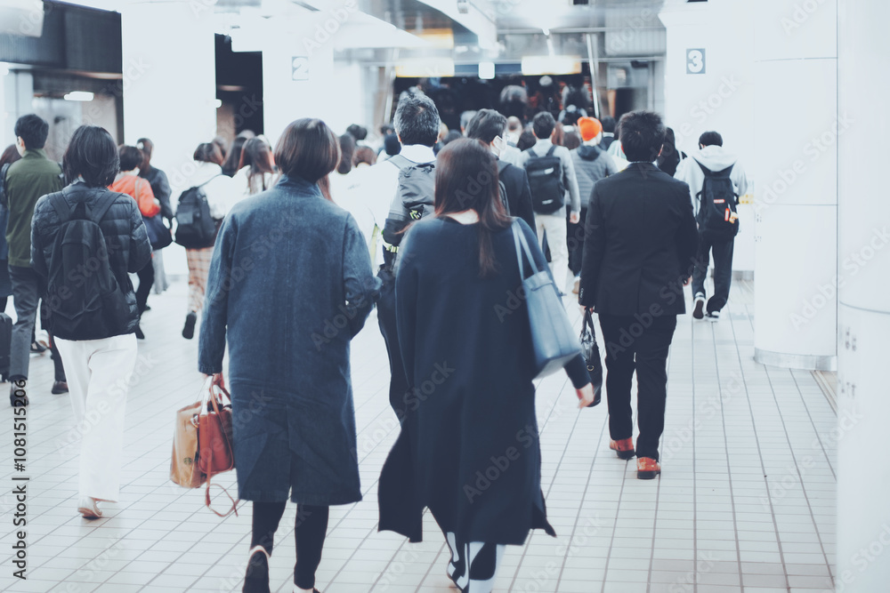 Obraz premium 電車通勤する人々