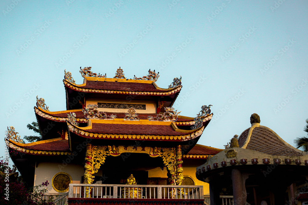 Naklejka premium Ornate Asian Temple with Decorative Roof Dragons