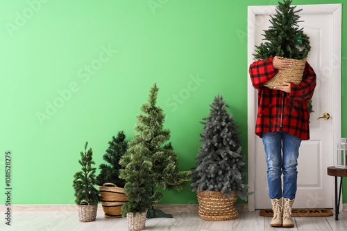 Young woman with Christmas ...