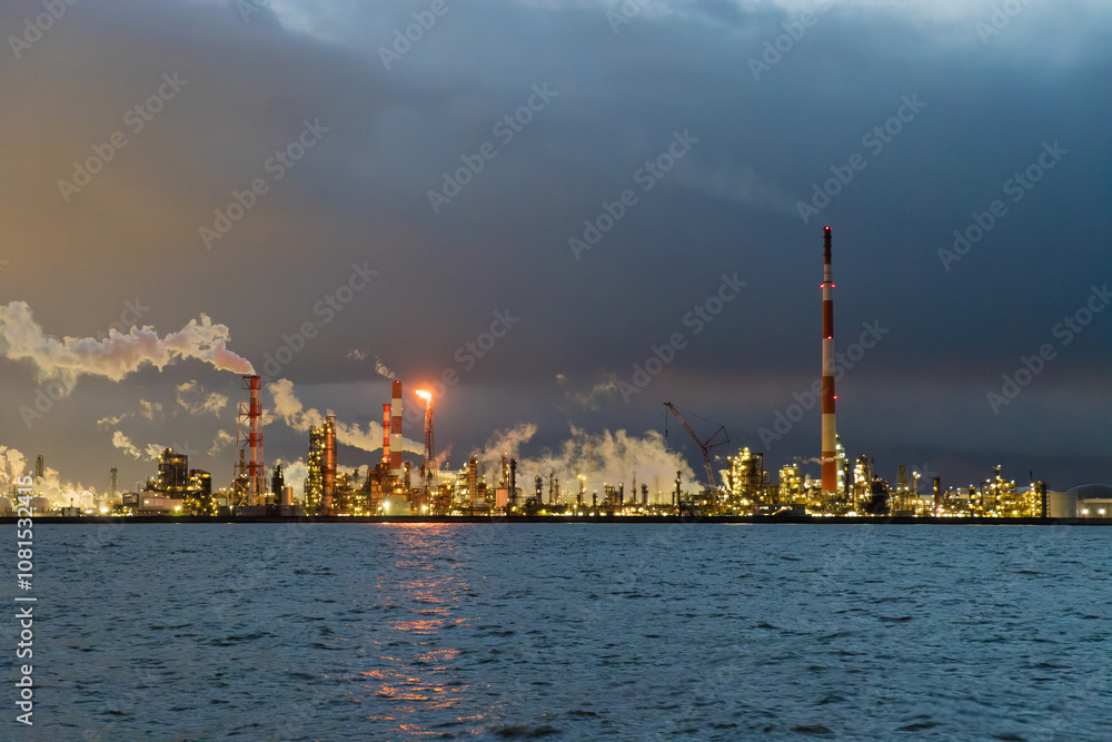 海沿いの工場夜景（大分県大分市）