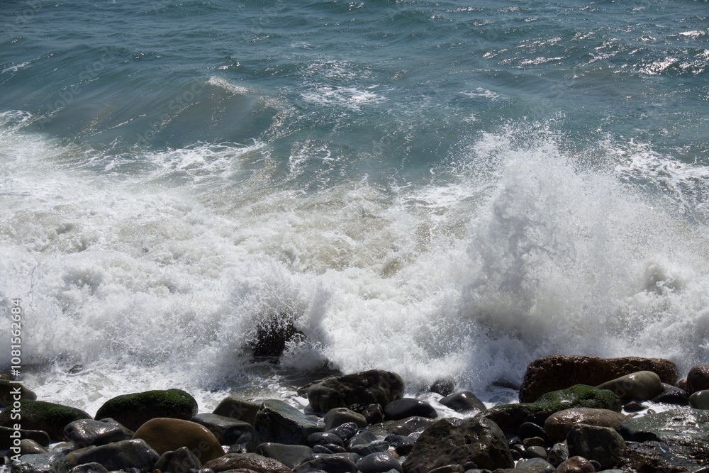 Fototapeta premium Waves Breaking on the Rocky Shore in Malibu