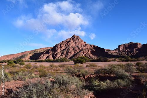 Paisaje de montaña y rocas coloradas photo