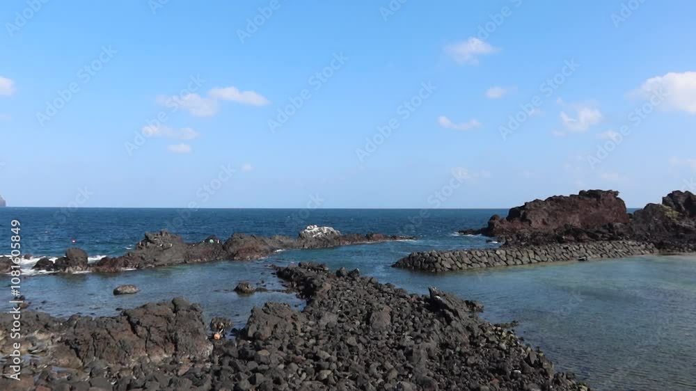 Natural rocks and artificial breakwaters block the waves. Natural rocks and artificial breakwaters block the waves.