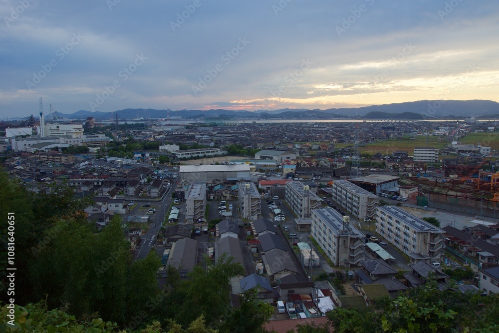 Obraz premium 亀島山から見える夕暮れ 玉島方面