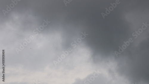 背景素材くもり空雨が降りそう空グレー