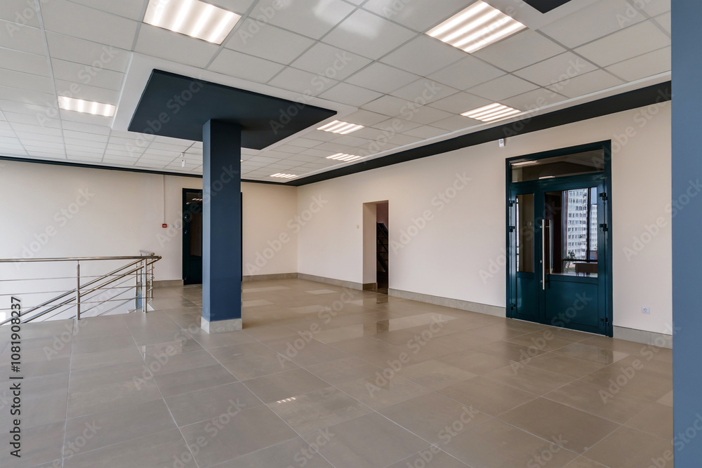 Naklejka premium panorama view in empty modern hall with columns, doors and panoramic windows.