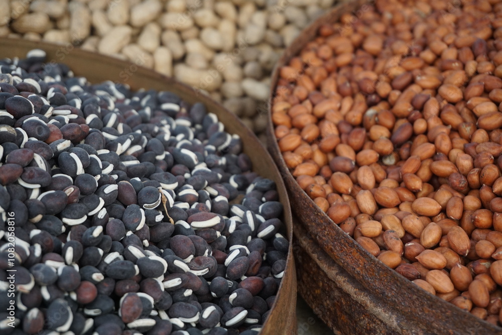 Obraz premium Roasted peanut and bean are being sold on a food cart, A heap of organically produce bean and peanut, Mixed peanuts and bean are selling by a street vendor