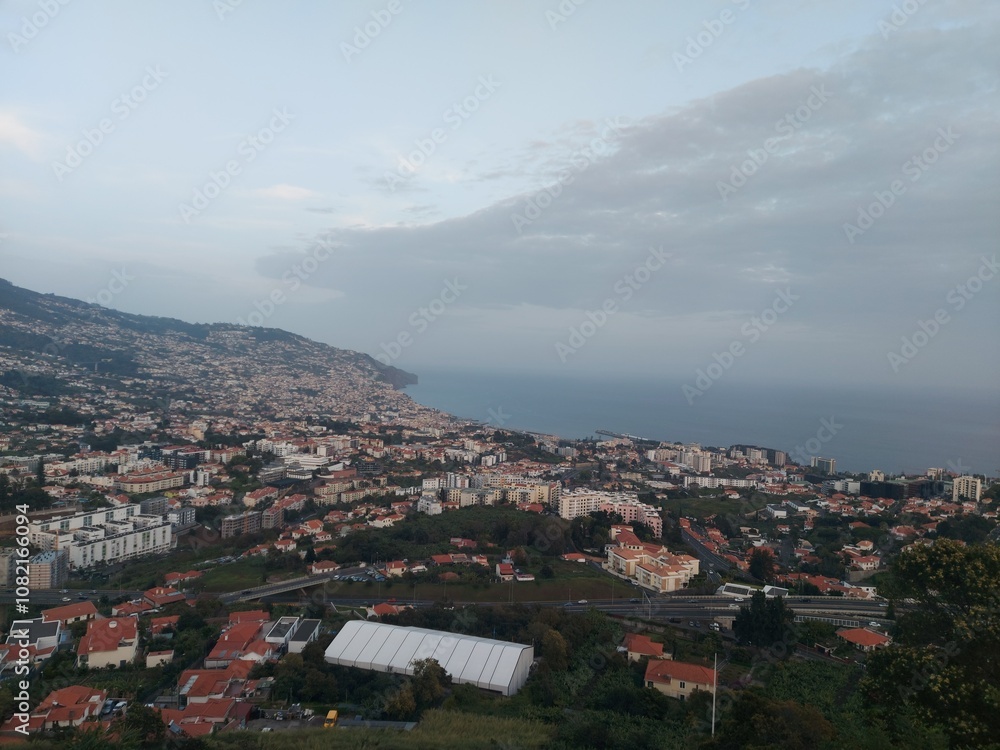 Obraz premium natureza, ar livre, paisagem, montanha, verde, azul, céu, nuvens, mar, oceano, onda, floresta, árvores, água, paz, paraíso, relaxamento, viagem, portugal, madeira, ilha da madeira