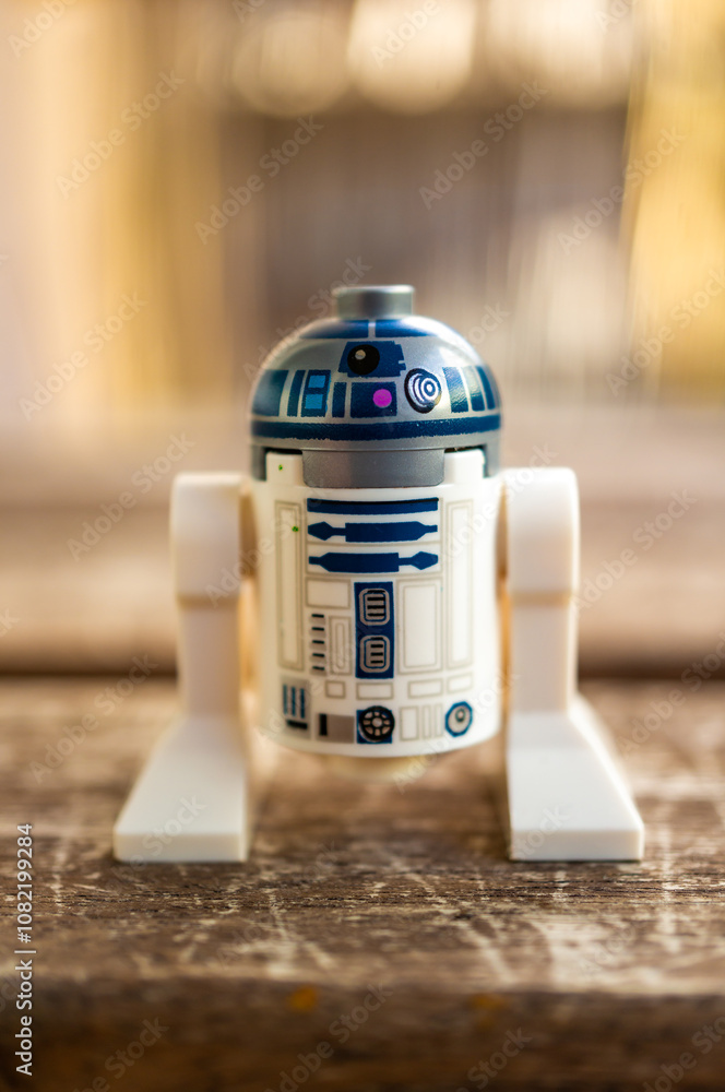 Obraz premium Vertical shot of a Lego Star Wars R2 D2 toy robot