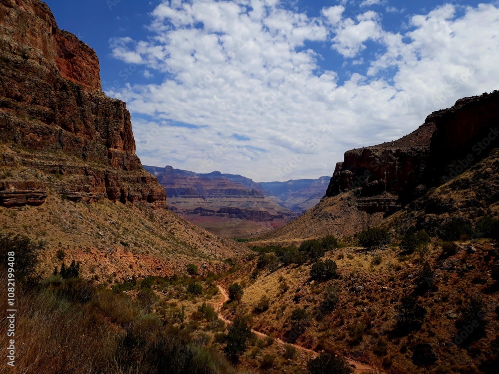 Magnifique vue du Grand Canyon avec un beau ciel nuageux Magnifique vue du Grand Canyon avec un beau ciel nuageux