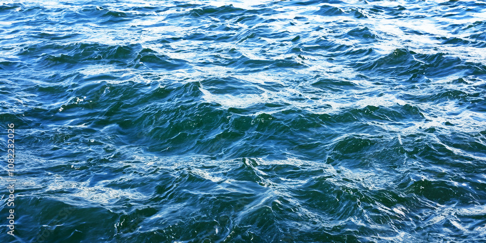 Obraz premium Vibrant blue ocean waves capturing dynamic movement and natural beauty