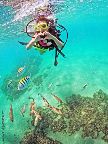 Wallpaper Mural menina em mergulho no oceano  Torontodigital.ca