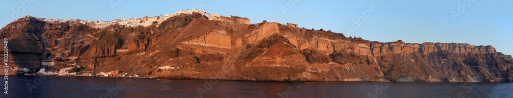 Obraz premium Panorama Felswand von Santorin, Fira, Griechenland, Küste, Steilküste, Fels, Gestein, vulkanisch, rot, Abendrot, Insel