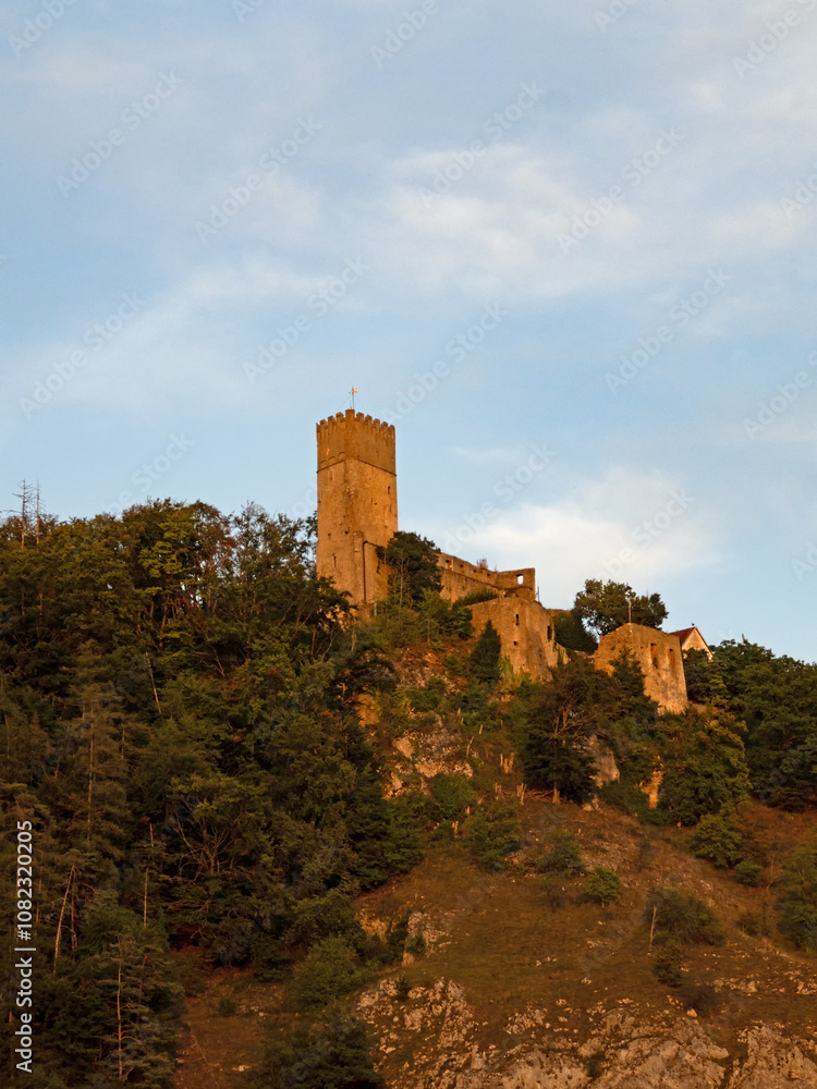 Blick auf die über dem Altmühltal gelegene Ruine der Burg Randeck, Bayern, Deutschland, im Abendlicht Blick auf die über dem Altmühltal gelegene Ruine der Burg Randeck, Bayern, Deutschland, im Abendlicht