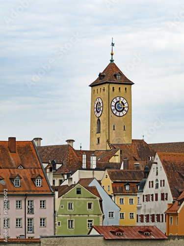 Blick auf die Häuser der Altstadt von Regensburg mit dem alten Rathaus, Bayern, Deutschland