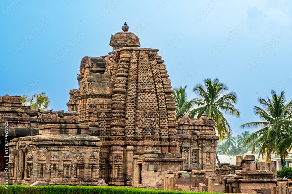 Obraz premium 7th century Chalukya emperor time Ancient temple Pattadakal, Karnataka