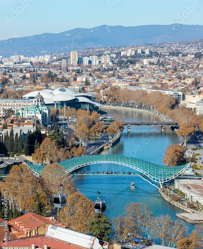 Obraz na płótnie Scenic winter panorama of Tbilisi, Georgia, showcasing the Kura River, the iconic Bridge of Peace, and the unique architecture of the Public Service Hall. w salonie