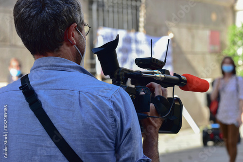 Cameraman di strada in azione photo